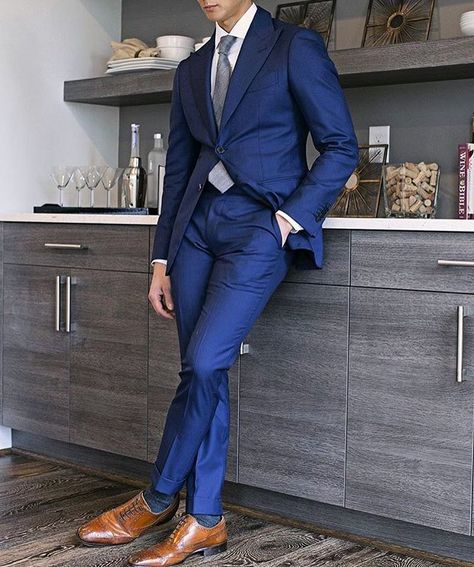 Consulta esta foto de Instagram de @menwithclass • 32.4 mil Me gusta Blue Suit With Tie, Blue Suit Brown Shoes, Men Suits Blue, Terno Slim, Blue Suits, Blue Suit Men, Navy Blue Suit, Mens Fashion Urban, Shirt Tie