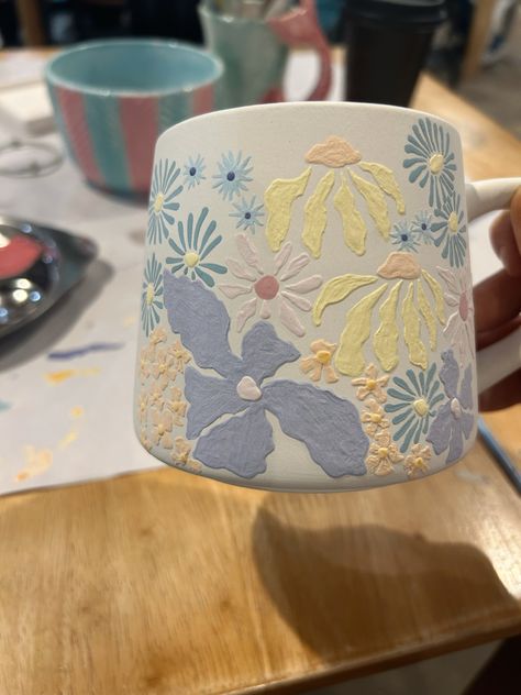 Pottery Painting Ideas Small Bowls, Pottery Glaze Design Ideas, Cute Painted Mugs Aesthetic, Coffee Cup Pottery Painting Ideas, Pot Glazing Ideas, Painted Mug Aesthetic, Aesthetic Mugs Ceramic, Summer Mug Ideas, Pottery Bowl Painting Ideas Flower