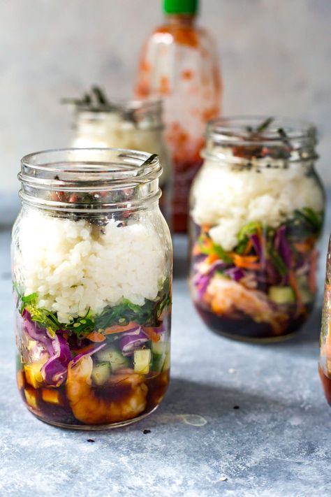 Mason Jar Lunches, Jar Meal Prep, Jar Lunches, Mason Jar Meal Prep, Jar Salad Recipes, Mason Jar Lunch, Mason Jar Food, Shrimp Sushi, Salad Jar Recipe