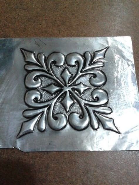 Feuille Aluminium Art, Metal Repousse, Aluminum Foil Crafts, Tin Foil Art, Metal Embossing Art, Embossing Art, Metal Art Techniques, Aluminum Foil Art, Pewter Art