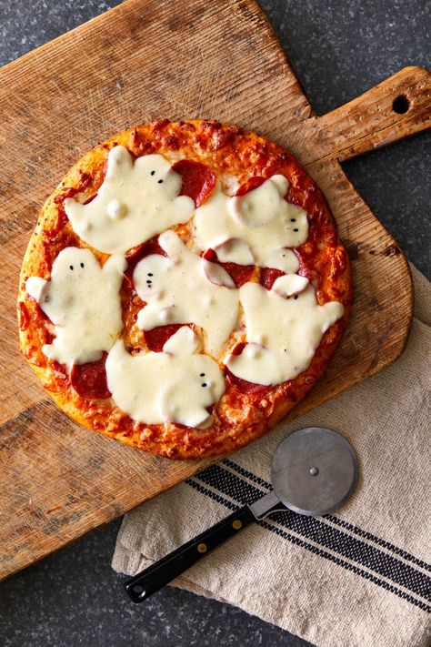 Ghost Food, Ghost Pizza, Costco Pizza, Spooky Halloween Cakes, Halloween Potluck, Slow Cooker Applesauce, Halloween Appetizers Easy, Holiday Entertaining Food, Cinnamon Twists