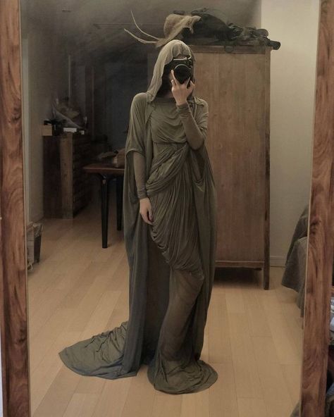 Dystopian Fashion, Quoi Porter, February 15, Mode Inspo, Niqab, Fantasy Clothing, Fantasy Fashion, Look At You, Costume Design