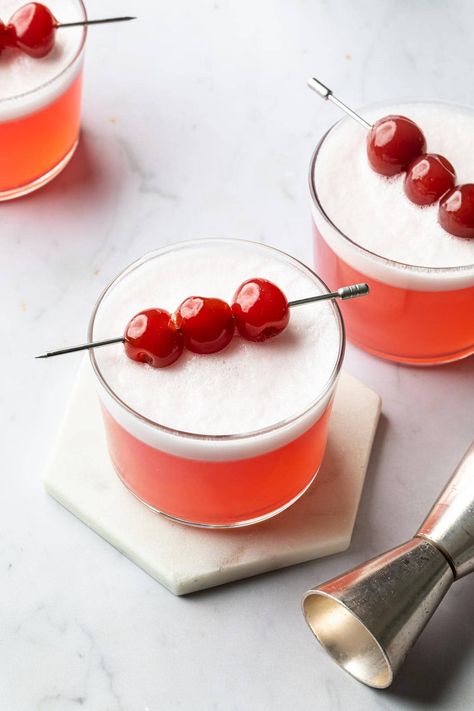 Cherry vodka sour is fresh, frothy and tangy cocktail that's perfect for summer. It has a light and bright taste with a creamy finish, thanks to the egg white in the recipe. The pretty pink hue of the cocktail garnished with cherries makes it perfect to serve for your next summer holiday get together! Cherry Vodka Drinks, Vodka Sour Recipe, Cherry Vodka Sour, Best Vodka Cocktails, Vodka Sour, Vodka Cocktails Easy, Cherry Drink, Cherry Vodka, Cherry Cocktail