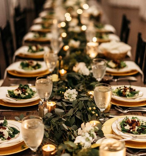 New Years Eve Table Setting, Christmas Buffet Table, New Years Dinner Party, Ideas New Year, Tablescapes Ideas, Nye Dinner, Dinner Party Table Settings, Christmas Party Table, New Years Eve Food