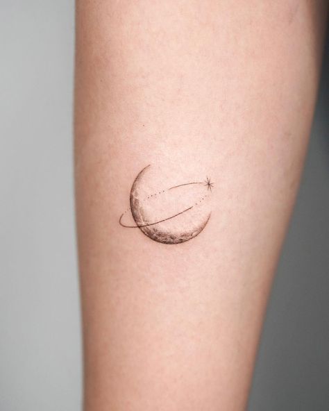 Gradient Moon Tattoo, Tato Moon, Moon Tattoo Designs Minimalist, Sun And Moon Tattoo Minimalist, Man On The Moon Tattoo, Moon Tattoo On Arm, Sun Minimalist Tattoo, Abstract Moon Tattoo, Moon Minimalist Tattoo