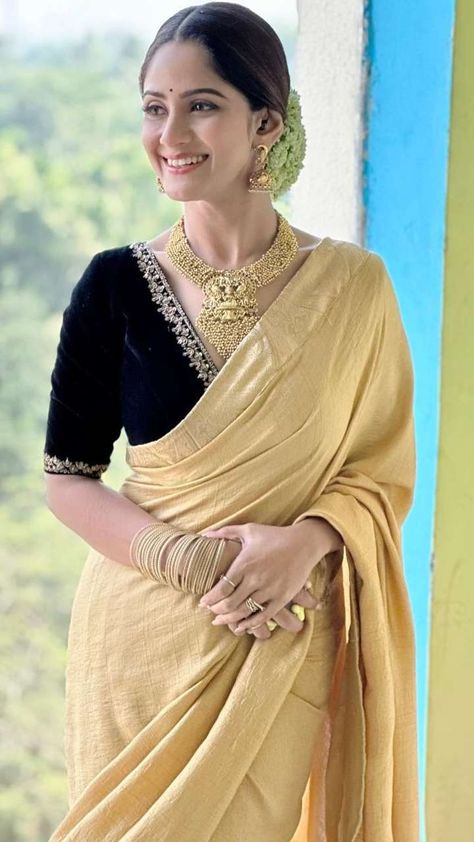 Golden Saree With Contrast Blouse, Golden Saree Look, Trina Saha, Rose Garland Wedding, Simple Saree Blouse Designs, Simple Saree Blouse, South Indian Look, Saree With Contrast Blouse, Lehenga Hairstyles