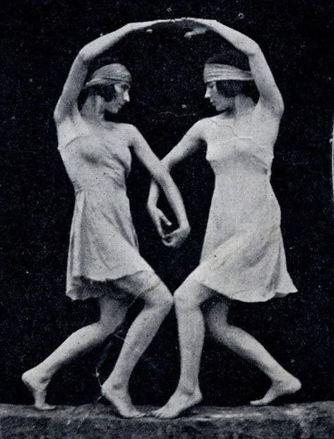 The Dancer From the Dance: 20 Stunning Vintage Photographs of Margaret Morris From the 1920s ~ vintage everyday Morris Dancers, Editorial Vogue, Pose Model, Vintage Dance, Step Dance, Dance Movement, The Dancer, Modern Dance, Dance Photography