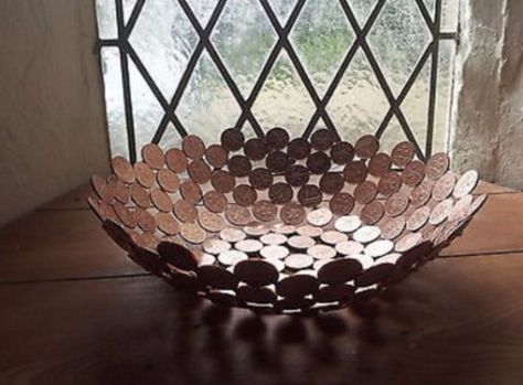 Top 10 Ways To Recycle and Reuse Coins  This fruit bowl cost just pennies...literally!  #recycling #recyclemania #coins Old Coins Craft, Coins Art Ideas, Pennies Crafts, Penny Floor Designs, Penny Decor, Penny Crafts, Coin Crafts, Diy Bowl, Travel Crafts