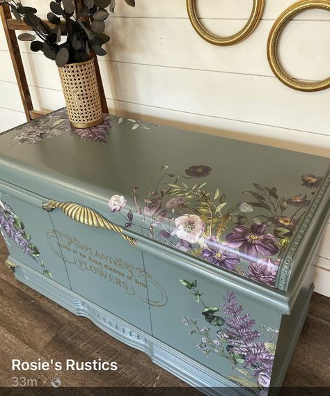 Refurbished Chest Trunks, Wooden Chest Paint Ideas, Decoupage Coffee Table Ideas, Decupage Furniture, Diy Hope Chest, Painted Hope Chest, Furniture Stencils Pattern, Decoupage Coffee Table, Trunk Restoration