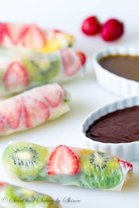 These rainbow fruit spring rolls are an ultimate summer treat for all the fruit-lovers, chocolate-lovers and caramel-lovers! Bonus, a fun video tutorial is included! Catering Bites, Easy Spring Rolls Recipe, Fruit Spring Rolls, Fresh Spring Rolls Recipe, Fruit Sushi, Fresh Spring Rolls, Asian Dinners, Spring Roll Recipe, Rainbow Fruit