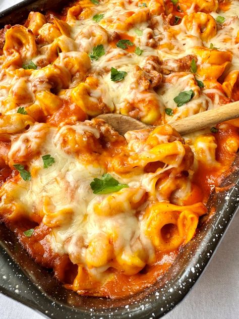 Simple Alfredo Sauce, Baked Tortellini Alfredo, Southern Casseroles, Beefaroni Recipe, Baked Tortellini Casserole, Cheese Tortellini Recipes, Sausage Alfredo, Tortellini Alfredo, Alfredo Recipes