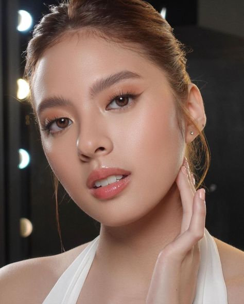 Graduation Pictorial Makeup, Grad Pic Makeup, Fresh Make Up Look, Graduation Makeup Looks, Graduation Look Makeup, Pictorial Makeup, Ysabel Ortega, Graduation Pictorial, Soft Makeup Look