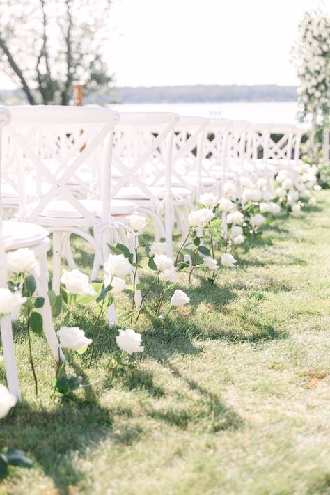 Garden Of Roses, Wedding Aisle Outdoor, Wedding Isles, White Roses Wedding, Anniversary Surprise, Love Party, Aisle Flowers, Wedding Aisle Decorations, Ceremony Flowers