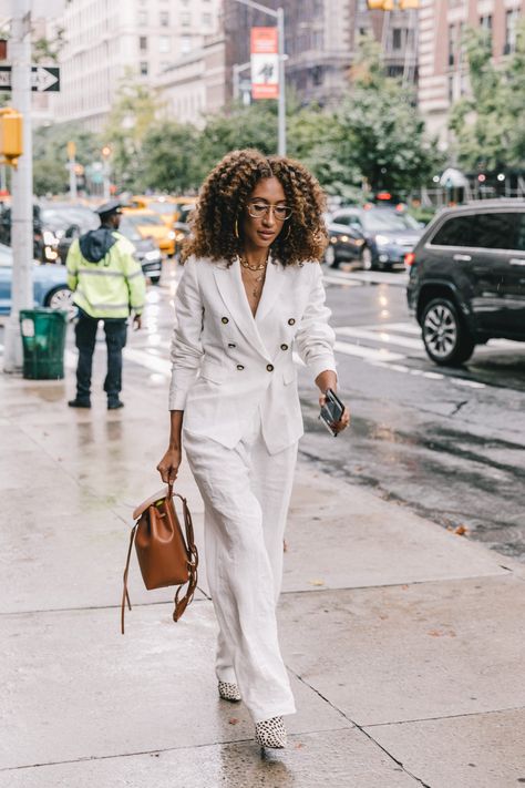 Spring Summer 2019 Street Style from New York Fashion Week by Collage Vintage Street Style New York, Woman In Suit, New York Street Style, Fashion For Women Over 40, New York Style, Black Women Fashion, New York Street, Fashion 2017, Work Fashion