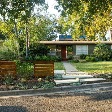 75 Beautiful Front Yard Landscaping Pictures & Ideas | Houzz Front Yard No Grass Landscaping, Mid Century Modern Landscape Front Yard, Front Yard Hardscape Ideas, Mcm Backyard, No Grass Front Yard, Ranch House Landscaping, 1950 House, Beautiful Front Yard Landscaping, Front Yard Inspiration