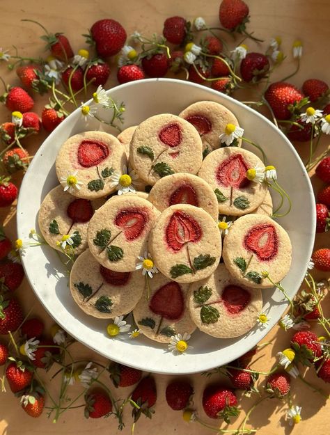 strawberry pressed chamomile cookies — Loria Stern Pretty Picnic Food, Homemade Sweets Aesthetic, Cute Aesthetic Recipes, Pretty Cookies Recipe, Not Super Sweet Dessert, Baked Sweets Aesthetic, Moon Themed Snacks, Cute Baked Treats, Floral Dessert Recipes