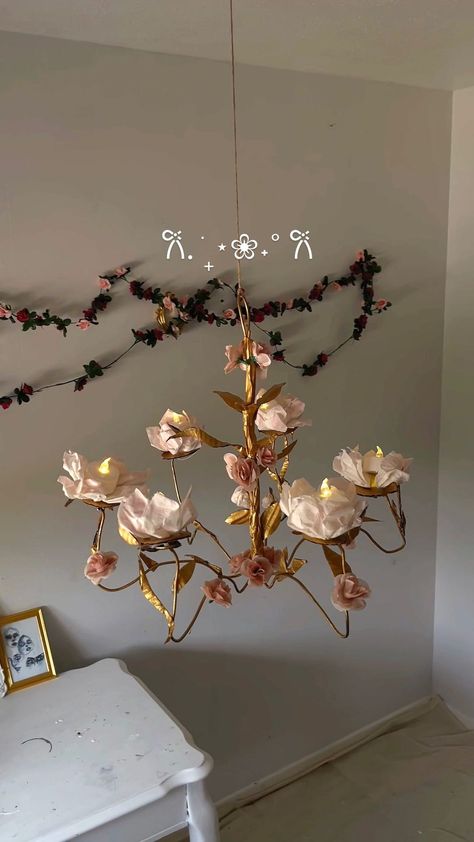 Yasmin 🧸 | Omg I can’t believe I made this 😭🪷 fairy chandelier 🧚🏻‍♀️ | Instagram Room Decorate Ideas, Diy Flower Chandelier, Flower Chandelier Diy, Diys For Room, Floral Chandelier Diy, Diy Candleholder, Fairy Core Room, Fairy Chandelier, Homemade Chandelier