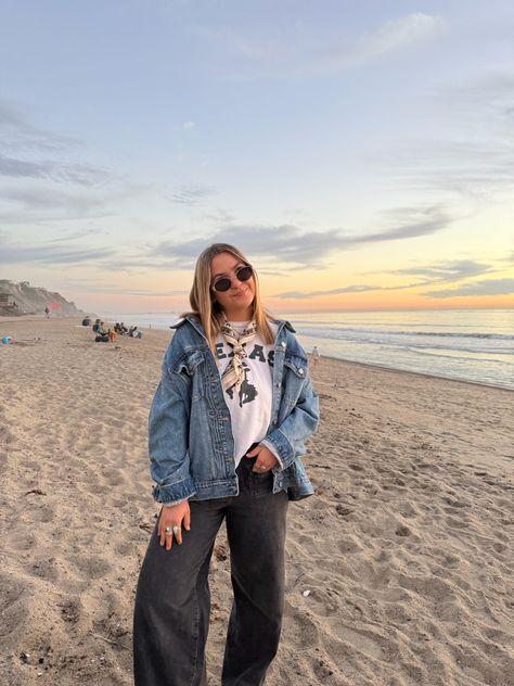 #ootd #fit #fashioninspo #beach #sunset #inspo #california Northern California Coast Outfit, California Beach Outfit Winter, Winter Beach Town Outfit, Salt Lake City Utah Outfits, Coastal California Outfits, Oregon Beach Outfit, California Girl Aesthetic Outfits, California Outfits Aesthetic, Northern California Outfits