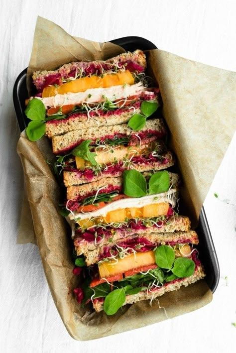 Beet Sandwich Recipes, Beet Hummus Toast, Sandwich With Sprouts, Beetroot Sandwich, Healthy Tapas, Beet Sandwich, Sandwich Club, Roasted Beet Hummus, Hummus Sandwich