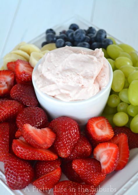 Strawberry Fluff Fruit Dip {A Pretty Life}.  Just 3 ingredients and 5 minutes for the best fruit dip ever! Strawberry Fruit Dip With Cream Cheese, Fruit Dip No Cream Cheese, Bunko Food, Strawberry Fluff, Fruit Desert, Fruit Dips, Fruit Dips Recipes, Sweet Dips, Fruit Dip