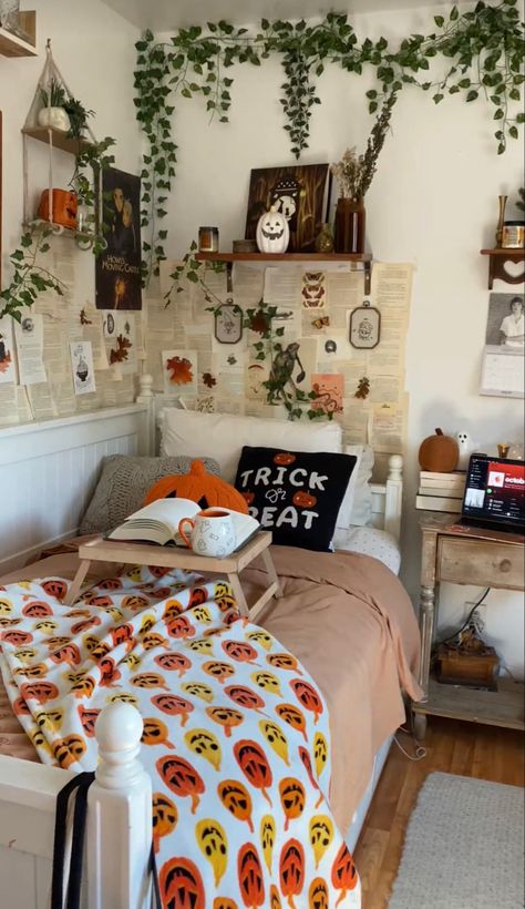 #halloween #autumn #halloweenbedroom Fall Decor For Small Bedroom, Autumn Aesthetic Rooms, Halloween Decor Ideas For Bedroom, Halloween Fall Bedroom, Bedroom Decor Halloween, Fall Themed Room Bedrooms, Simple Halloween Room Decor, Fall Themed Room Decor, Autumnal Room Decor