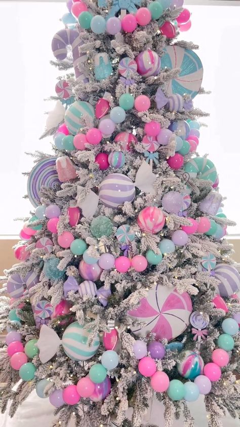 Diy Banners, Candyland Christmas Tree, Pastel Christmas Decor, Candy Decorations Diy, Candy Christmas Tree, Gingerbread Christmas Decor, Wreath Candy, Christmas Tree Decorating Themes, Candyland Christmas