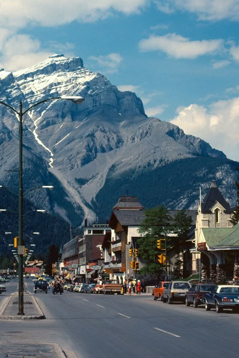 Vintage picture of the main street in Banff. Banff Autumn, Banff City, Banff Aesthetic, Canada Vibes, Banff Summer, Traveling To Canada, Canada Living, Fall Travel Destinations, Canada View