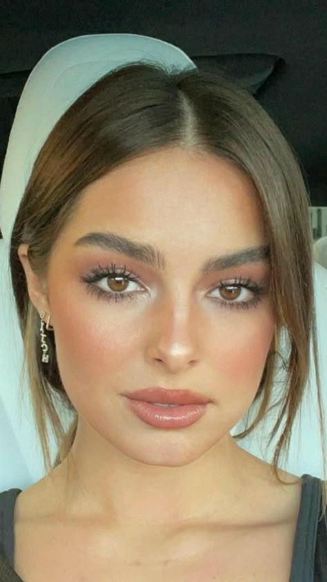 Addison Rae Makeup Looks, Subtle Eyeshadow For Brown Eyes, Bronze Natural Makeup Look, Bronze Bridesmaid Makeup, Glowy Makeup Brown Eyes, Natural Formal Makeup Brown Eyes, Bronze Makeup Wedding, Soft Glam Brown Eyes, Selena Gomez Glam