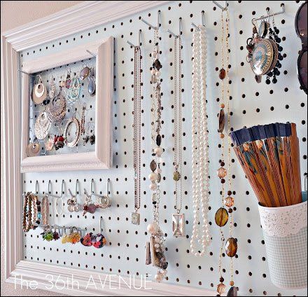 Framed Pegboard Jewelry Display In Retail – Fixtures Close Up Store Jewelry Display, Booth Set Up Ideas, Diy Jewelry Wall, Jewelry Wall Hanger, Jewelry Organizer Ideas, Diy Peg Board, Small Craft Room Ideas, Wooden Jewelry Stand, Pegboard Storage