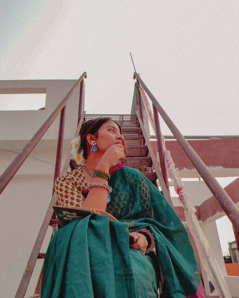 Saree Photoshoot On Stairs, Saree Poses On Stairs, Poses With Diya In Diwali, Poses With Diya, Saree Photoshoot Ideas Creative, Saree Aesthetic Photoshoot, Photo Pose In Saree, Sari Poses, Pose In Saree