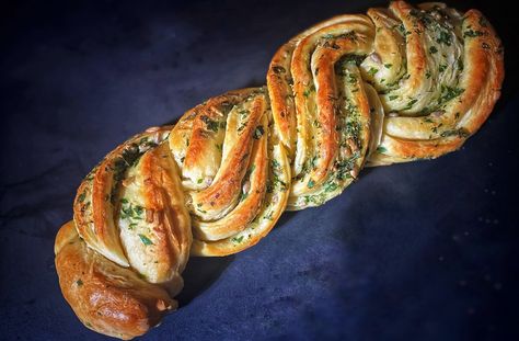 Famous Babka bread, but made in a savory way. Garlic Babka, Savory Babka, Babka Bread, Braided Bread, Types Of Flour, Famous Recipe, Egg Wash, Easy Braids, Garlic Bread