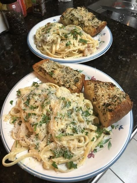 Homemade chicken Alfredo with homemade garlic bread Homemade Chicken Alfredo, Fettuccine Alfredo, Think Food, Chicken Alfredo, Food Goals, Yummy In My Tummy, Food Obsession, Garlic Bread, Pretty Food