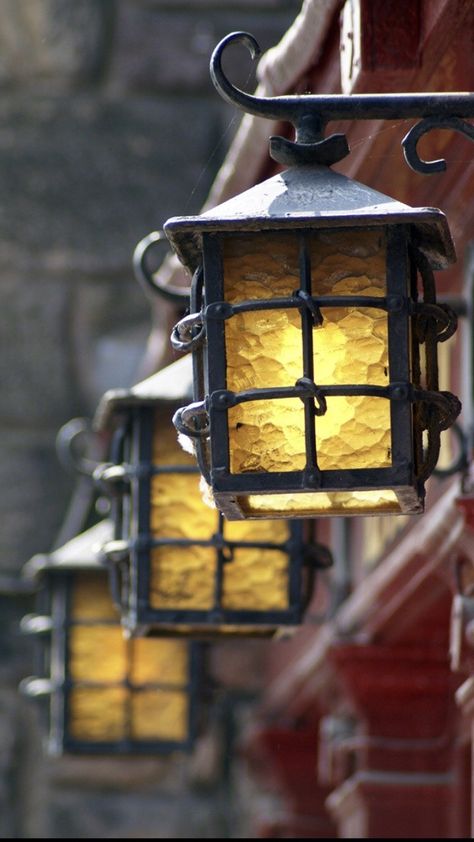 Décor Steampunk, Old Town Edinburgh, Antique Lanterns, Lamp Posts, Lantern Lamp, Street Lights, Street Lamp, Edinburgh Scotland, Decoration Inspiration