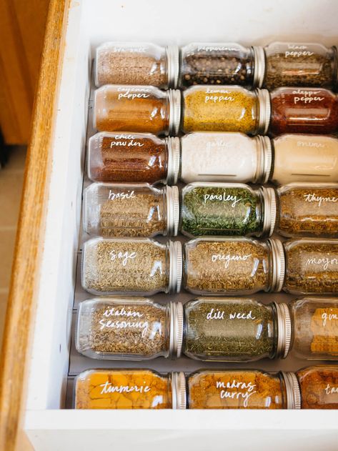 My easy, efficient, and attractive DIY system for storing, labeling, and sorting 80-plus spice bottles, jars, tubs, and tins in kitchen drawers. Garden Betty, Best Kitchen Organization, Spice Organization Drawer, Pantry Organisation, Diy Organizer, Desain Pantry, Diy Spices, Rental Kitchen, Spice Drawer