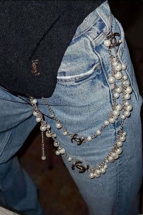 Pearls On Clothes Diy, Beads On Jeans, Pearls On Clothes, Brooch Outfit Ideas, Brooch Outfit, Clothes Diy, Upcycle Clothes, Outfit Details, Outfits Casuales