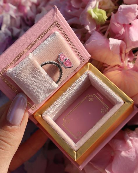 Our adorable little book-shaped ring box! 📚✨ It's not just a box, it's a symbol of love and affection💕 Every time you open it to reveal y… | Instagram Ring Boxes Diy, Heart Ring Box, Trendy Silver Jewelry, Engagement Box, Diy Crafts Love, Bff Gifts Diy, Precious Rings, Cute Engagement Rings, Ring Proposal