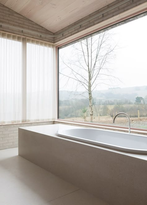 Casa Vida, serie Living Architecture, Llandrindod Wells, Gales - John Pawson - foto: Gilbert McCarragher John Pawson, Interior Minimalista, Interior Bathroom, Eero Saarinen, Minimal Home, Alvar Aalto, Minimalist Bathroom, Home Modern, Bath Room