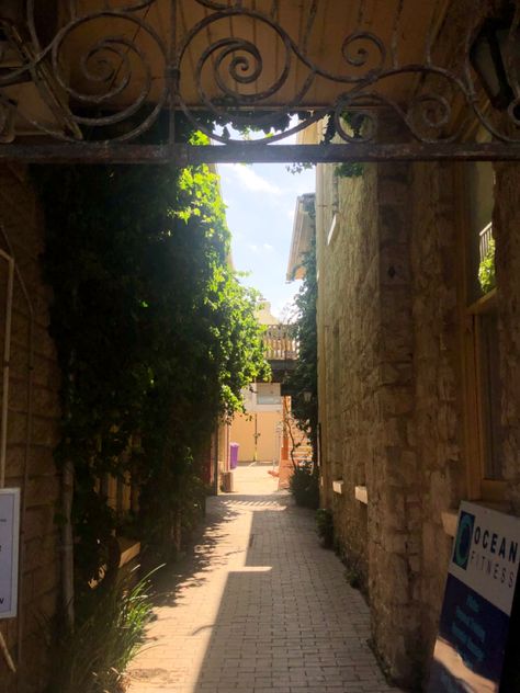 calming alleyway in midday Midday Aesthetic, Alleyway Aesthetic, Aesthetic Alleyway, Sketchy Alleyway, Europe Alleyway, Pretty Alleyways, Medieval Alleyway, Italy Alleyway, College Au