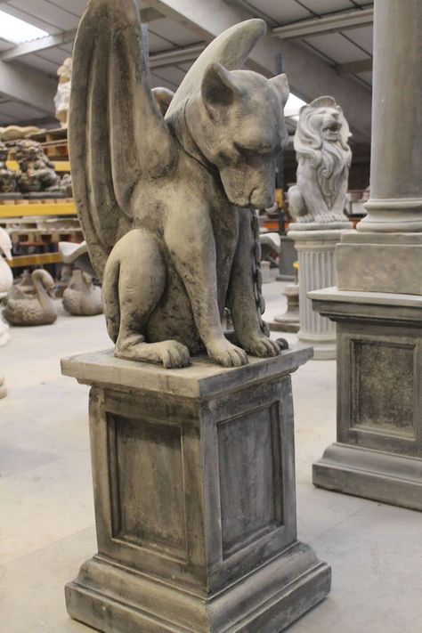 Cool Gargoyles, Diy Gargoyle Statues, Animal Gargoyles, Gargoyle Decor, Yard Rock Ideas, Clay Gargoyles, Gargoyle Aesthetic, Prop Drawing, Lion Gargoyle