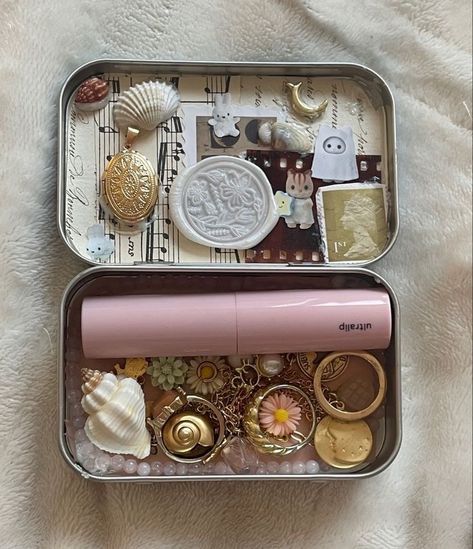 Aesthetic Altoid Tin, Pink Altoids Wallet, Aesthetic Altoids Wallet, Altoid Wallet Aesthetic, Coquette Altoids Wallet, Altoid Wallet Ideas, Altoids Wallet Ideas, Altoid Tin Wallet, Altoids Tin Wallet