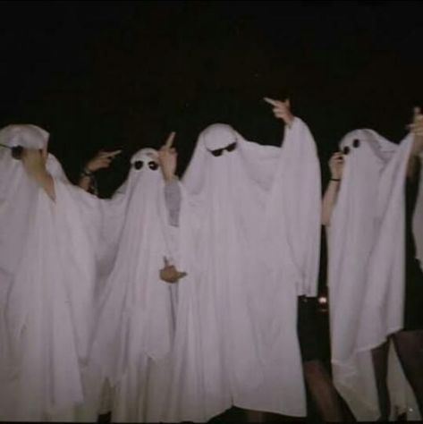 Bed Sheet Ghost Costume, Bed Sheet Ghost, Ghost Glasses, Ghost With Glasses, Sheet Ghosts, Ghost Trend, Ghost Aesthetic, Ghost Photoshoot, Foto Best Friend