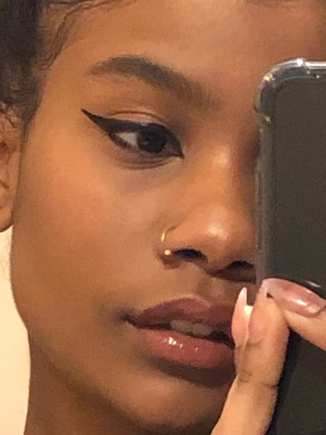 Nose Piercing On Dark Skin, Nose Ring Hoop Gold Black Women, Black Women Nose Ring, Nose Piercing On Black Women, Nose Piercing Aesthetic Ring, Nose Piercing Hoop Black, Gold Nose Ring Aesthetic, Nose Piercing Hoop Aesthetic, Minimalist Piercings