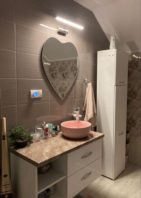 mirrors for every room home decor must have - Mirror wall decor bedroom interior design Heart Mirror Aesthetic, Pink Aesthetic Bathroom, Espejos Aesthetic, Mirror Wall Decor Bedroom, Aesthetic Bathrooms, Heart Shape Mirror, Cuartos Aesthetic, Cuarto Aesthetic, Heart Shaped Things