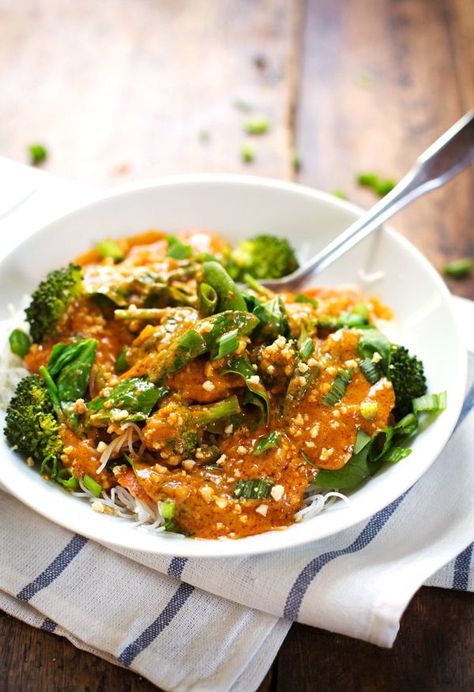 Red Thai Curry Sauce - Thai sauce for rice, vegetables, noodles, or basically anything. | pinchofyum.com Thai Mat, Thai Curry Sauce, Red Thai Curry, Red Curry Sauce, Smoothies Vegan, Red Thai, Thai Sauce, Pinch Of Yum, Sauce For Rice