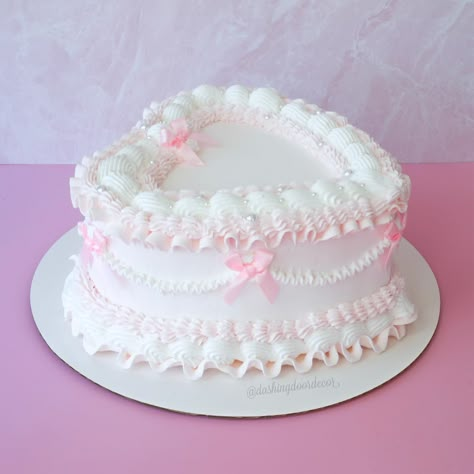 Light Pink Vintage Cake, Heart Shaped Vintage Cake, Clay Coquette, 20th Bday Ideas, Heart Cake Birthday, Pink Heart Cake, Vintage Style Cake, Birthday Cake Pink, Girly Birthday Cakes