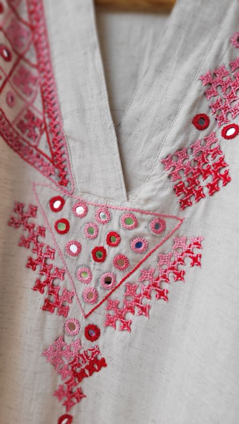 Khadi Embroidered Kurti, Gujrati Suit Designs, Kacchi Work Design Kurti, Bharatkam Design, Kutchi Work Kurti Design, Hand Embroidery On Kurta, Handwork Kurti Designs, Sindhi Embroidery Design, Hand Embroidered Kurtis