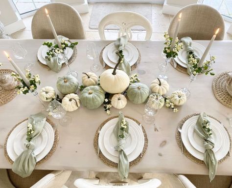 White Pumpkins Wedding, Pumpkin Centerpieces Wedding, Pumpkin Decor Ideas, White Pumpkin Centerpieces, White Pumpkin Decor, Pumpkin Table Decorations, Craft Halloween, Farm Baby Shower, Pumpkin Wedding