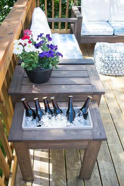 Make the ultimate end table for your outdoor space! This DIY end table doubles as either a planter or ice bucket, and can easily be switched between the two! Genius! Patio Side Table Ideas, Diy Patio Side Table, Diy End Table, Side Table Ideas, Table Build, Diy Side Table, Outdoor End Tables, Patio Side Table, Diy End Tables