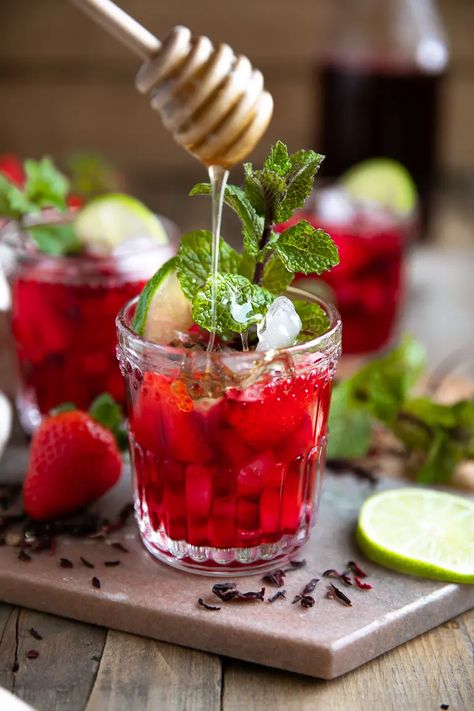 Strawberry Honey Hibiscus Iced Tea. Wildly popular thanks to unique health benefits and appearance in Starbucks shops all over the world, this Strawberry Honey Hibiscus Iced Tea is sweet, energizing, and beautiful via @theforkedspoon #icedtea #sweettea #hibiscus #honeytea #summer #beverages #rearecipe #icedtearecipe #easyrecipe | For this recipe and more visit, https://www.theforkedspoon.com Hibiscus Iced Tea, 4th Of July Drinks, Strawberry Honey, Strawberry Tea, Drink Recipes Nonalcoholic, Iced Tea Recipes, Refreshing Summer Drinks, Honey Tea, Hibiscus Tea