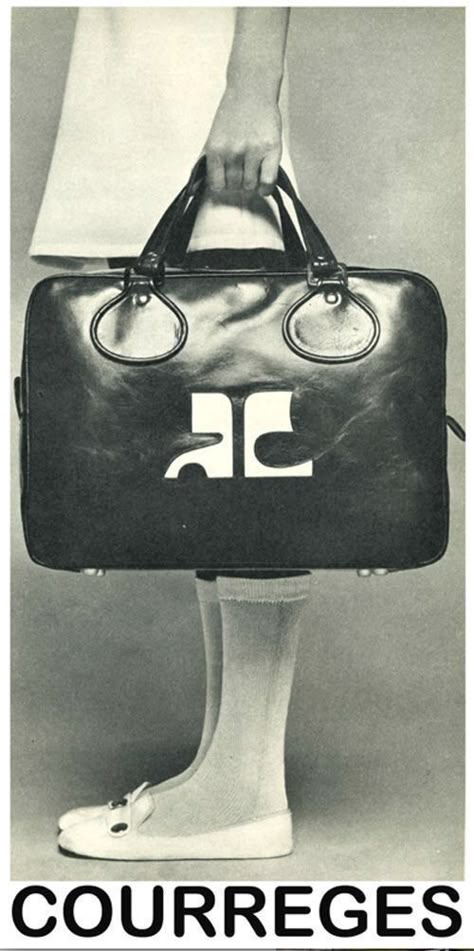 Space Age Fashion, Andre Courreges, Bags Online Shopping, Swinging Sixties, Fashion Ads, 20th Century Fashion, Sixties Fashion, French Fashion Designers, Retro Mode